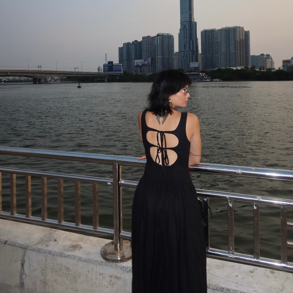 SUNDAY - "LYON" đầm maxi đen khoét lưng