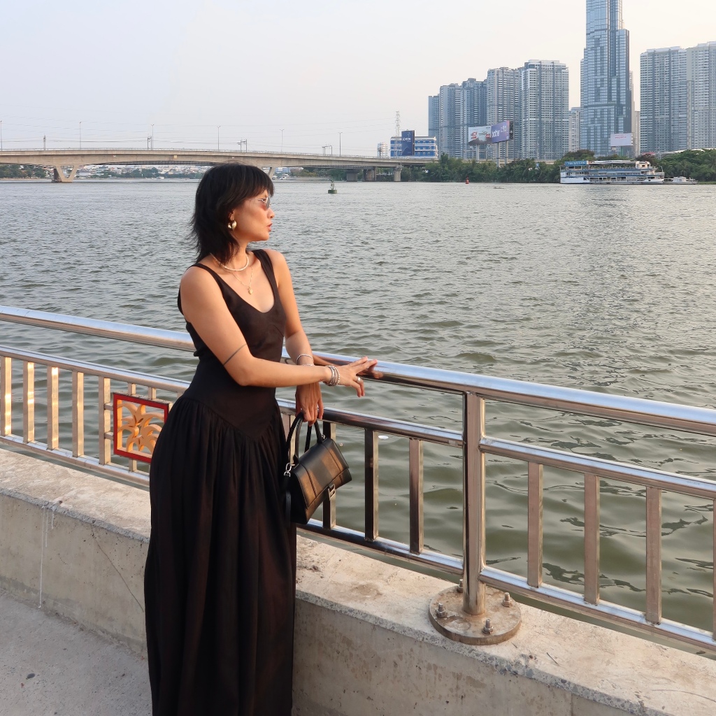 SUNDAY - "LYON" đầm maxi đen khoét lưng