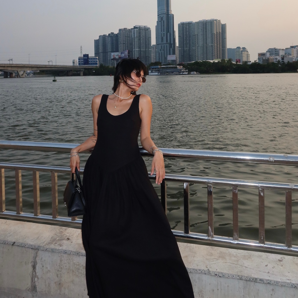 SUNDAY - "LYON" đầm maxi đen khoét lưng