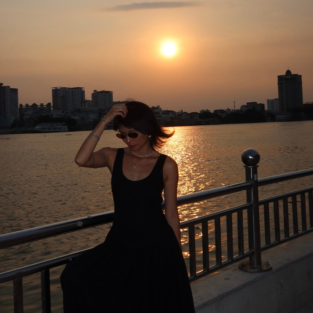 SUNDAY - "LYON" đầm maxi đen khoét lưng