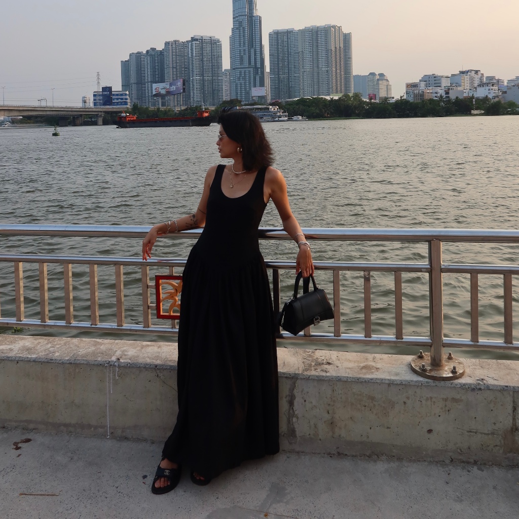 SUNDAY - "LYON" đầm maxi đen khoét lưng
