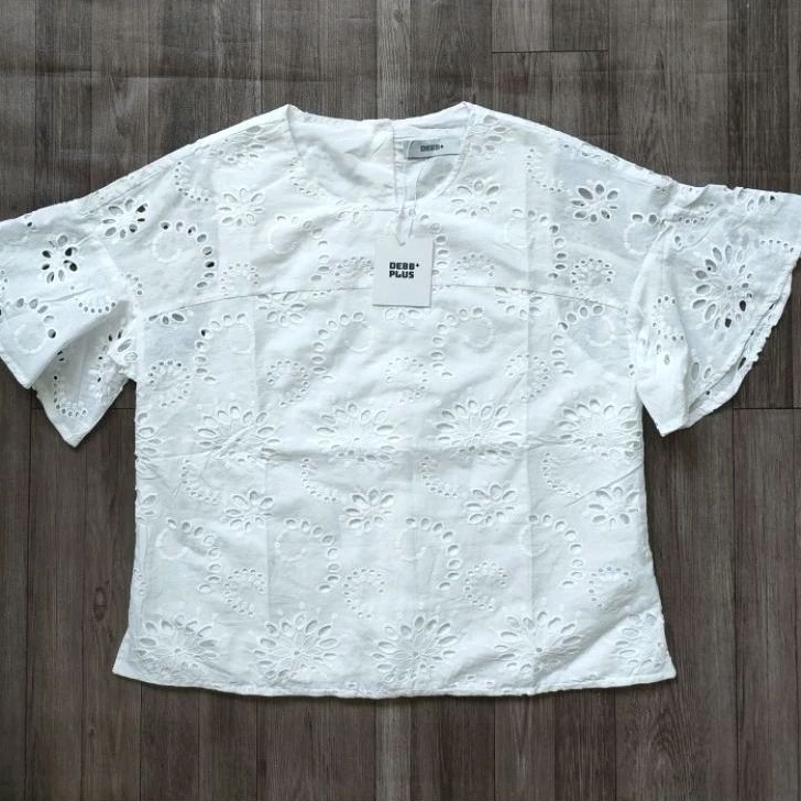 (Sale) Áo ren đục lỗ Debb* xuất Hàn - dư xịn