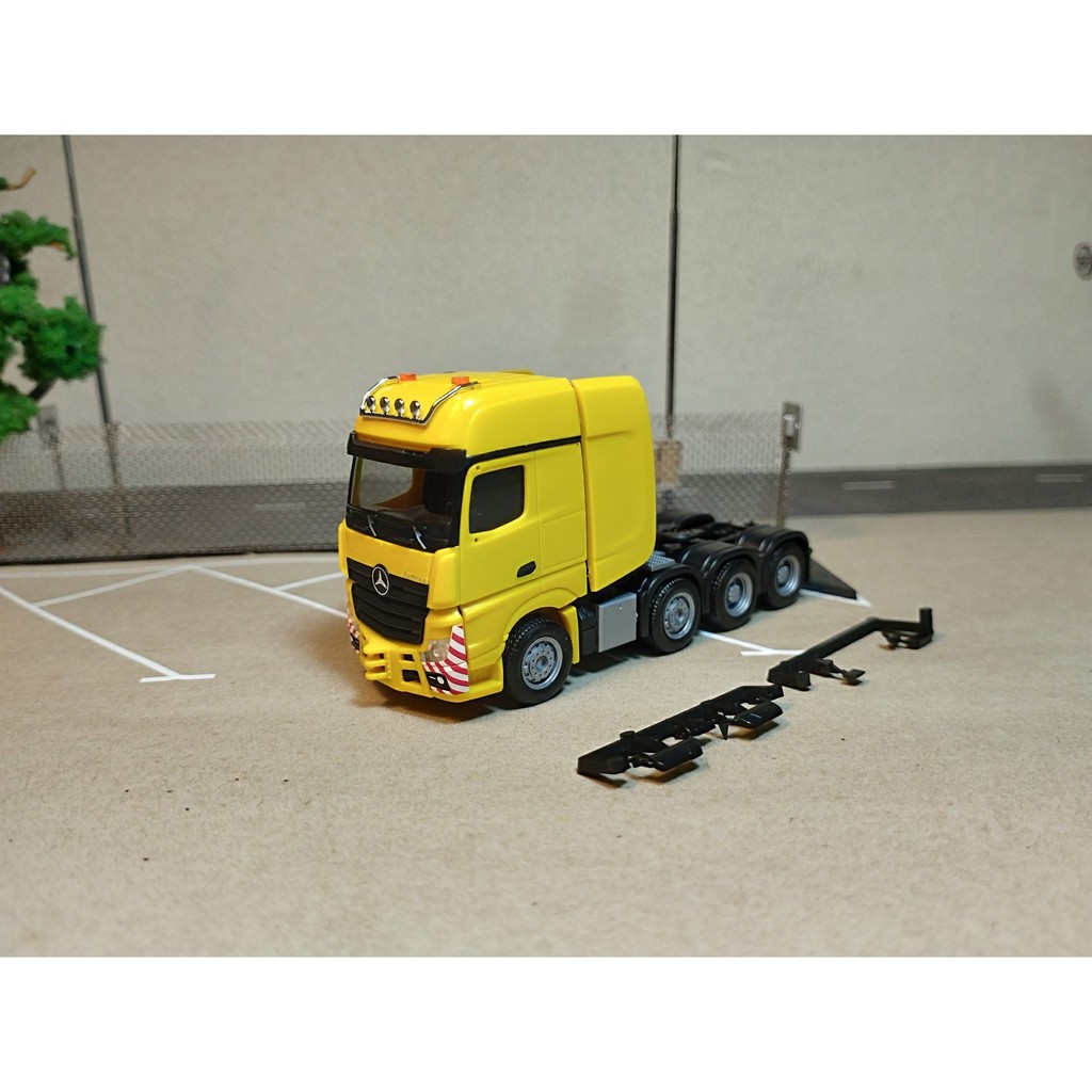 Diecast model cars Mercedes Actros 1/87 Herpa 11 Giga ZM blue mit Lampenbugel un