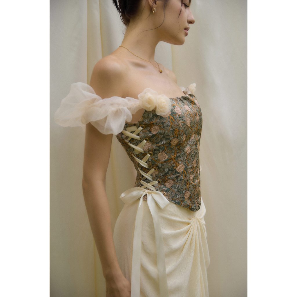 Áo corset Claude tay phông tháo rời, vải hoa phi lụa kết hoa hồng thủ công