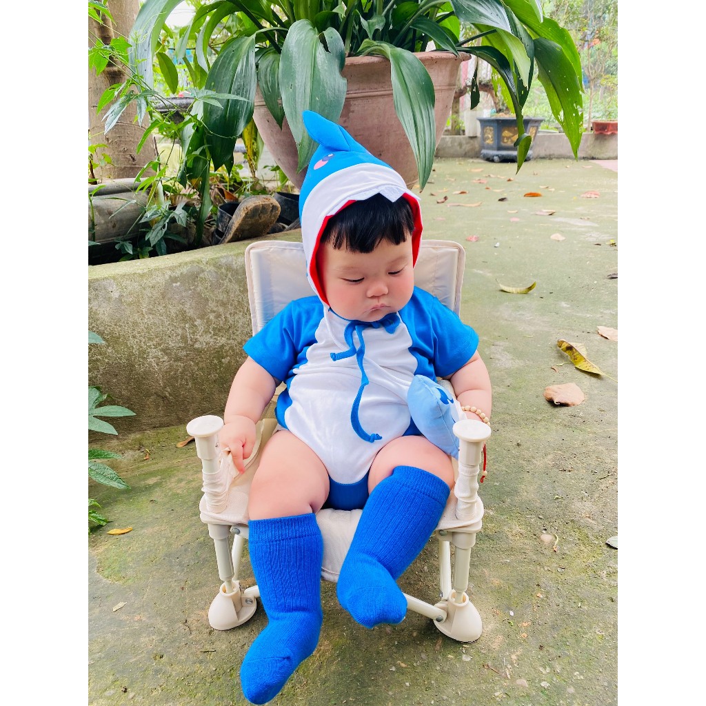 Deal Giảm 10% - Ship Hỏa Tốc Set bodysuit CÁ MẬP kèm mũ, túi đeo chéo, tặng tất xanh cover hàn cho bé 3-13kg đi biển