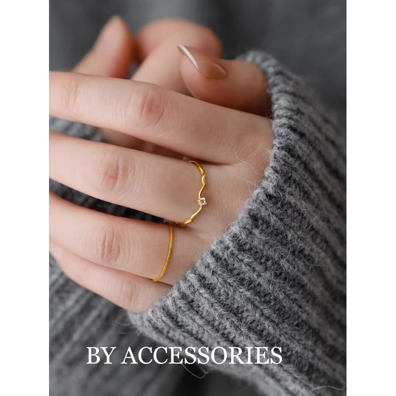 Nhẫn nữ titan mảnh kiểu gợn sóng nhẹ đính 1 viên đá trắng lấp lánh mạ vàng 18K không gỉ WR2429