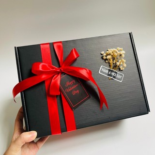 (TẶNG RƠM, RB trơn,hoa khô,tag,hoa sáp, led) Hộp quà đen kích thước 28*20*12cm theo chủ đề valentine, sinh nhật
