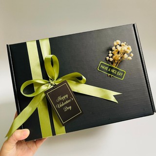 (TẶNG RƠM, RB trơn,hoa khô,tag,hoa sáp, led) Hộp quà đen kích thước 28*20*12cm theo chủ đề valentine, sinh nhật