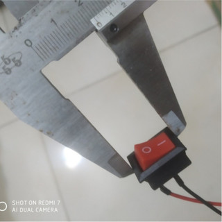 Công tắc bập bênh ON/OFF vuông bé có dây phím đỏ. Công tắc bật tắt chế đồ điện ô tô xe máy.