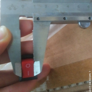 Công tắc bập bênh ON/OFF vuông bé có dây phím đỏ. Công tắc bật tắt chế đồ điện ô tô xe máy.