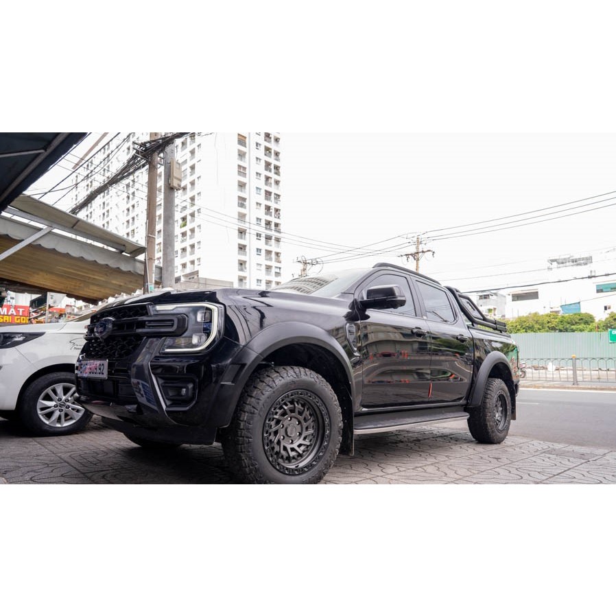 Ốp cua lốp FORD RANGER WT 2023-2026, Kiểu Raptor trơn Bản To, cua bánh ranger 2023-2026