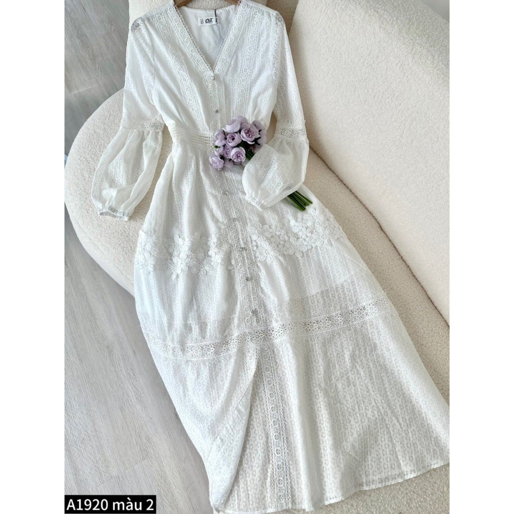 Đầm maxi thô ren dài tay cổ V A1920