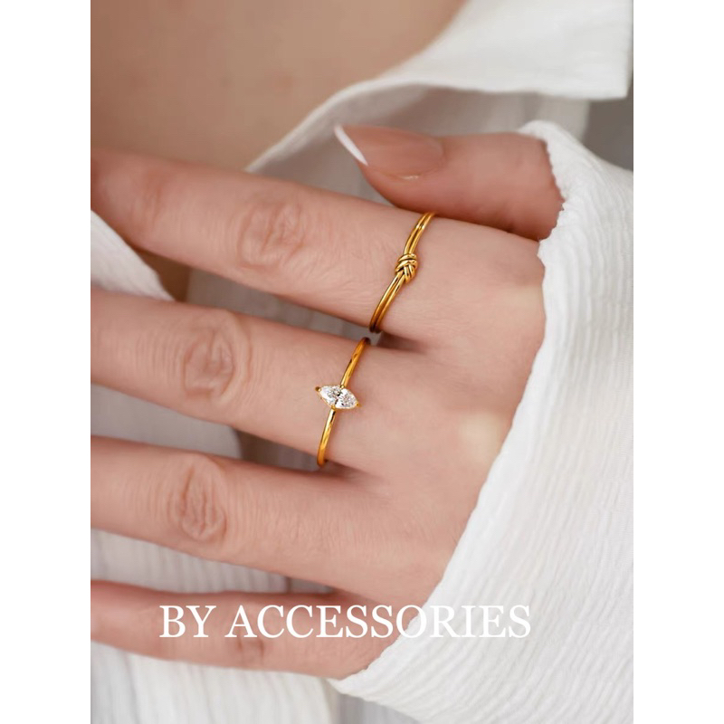 Nhẫn nữ titan tròn mảnh mạ vàng 18K không gỉ khảm 1 viên đá hình thoi lấp lánh