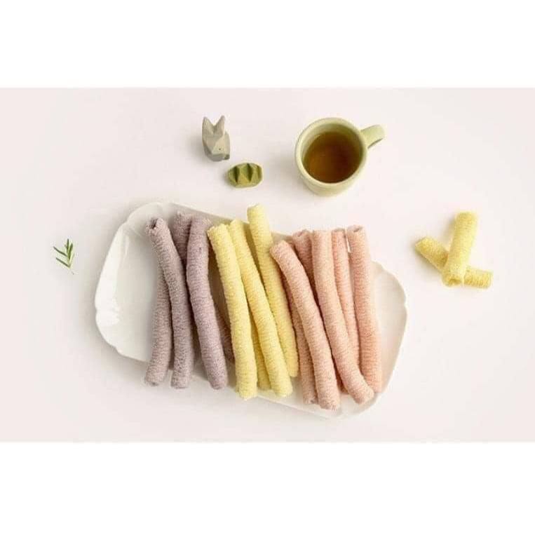 Bánh gạo lứt ăn dặm cho bé BeBecook thanh dài vừa vặn tay trẻ khi cầm gói 30gr TibongStore