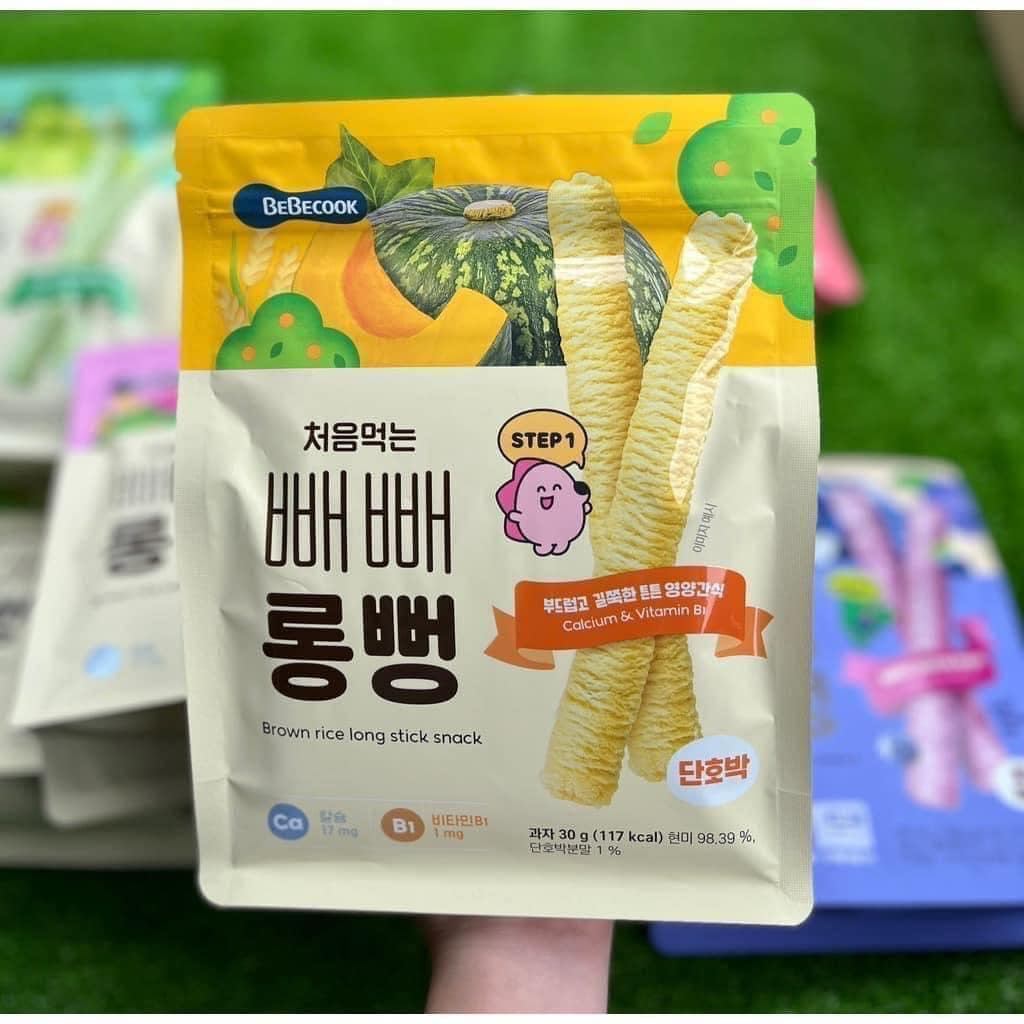 Bánh gạo lứt ăn dặm cho bé BeBecook thanh dài vừa vặn tay trẻ khi cầm gói 30gr TibongStore