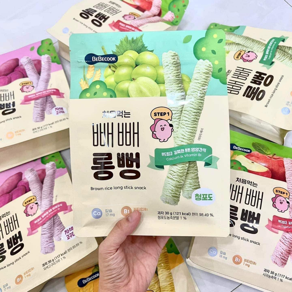 Bánh gạo lứt ăn dặm cho bé BeBecook thanh dài vừa vặn tay trẻ khi cầm gói 30gr TibongStore