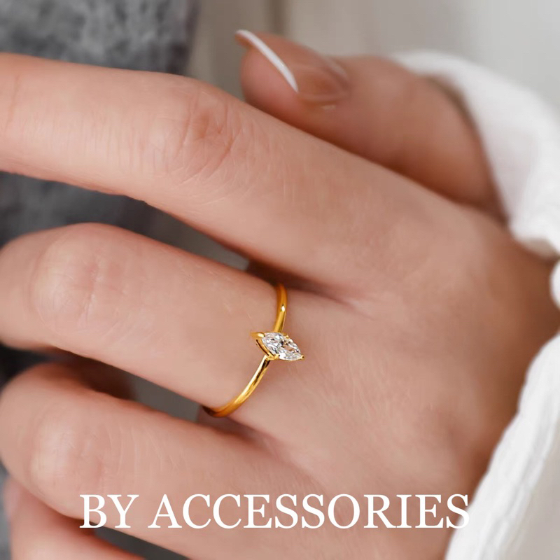 Nhẫn nữ titan tròn mảnh mạ vàng 18K không gỉ khảm 1 viên đá hình thoi lấp lánh