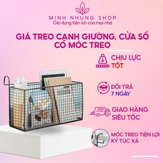 Giá treo và giỏ đựng đồ cạnh giường, cửa sổ cho sinh viên ký túc xá tiện lợi, gọn gàng.