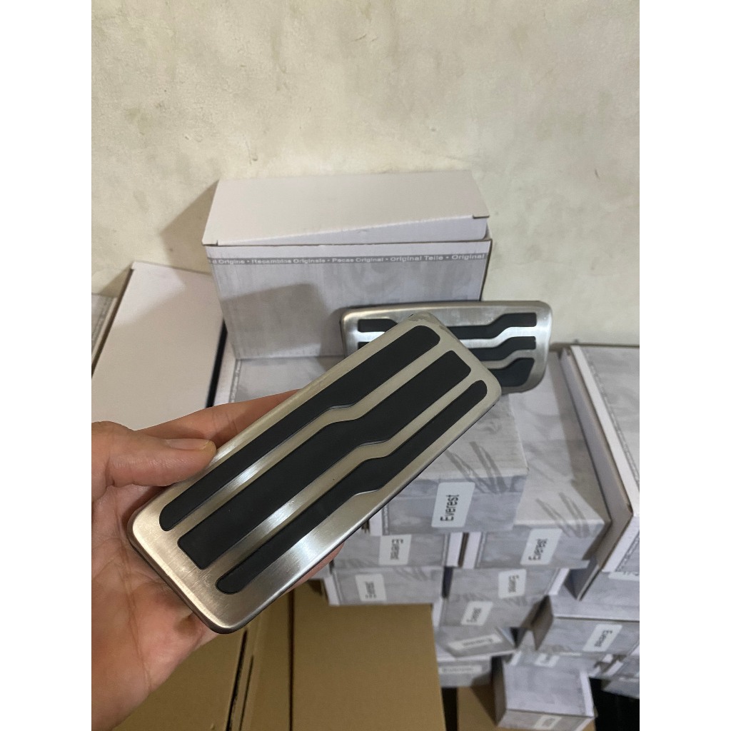Ốp chân ga, Ốp chân phanh xe Ford Everest, Ranger 2017-2024 .CHẤT LIỆU INOX bọc cao su cao cấp