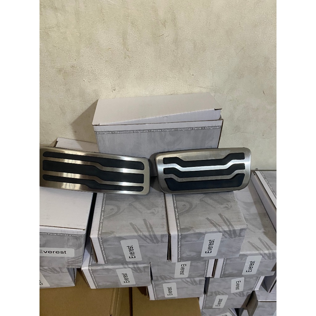 Ốp chân ga, Ốp chân phanh xe Ford Everest, Ranger 2017-2024 .CHẤT LIỆU INOX bọc cao su cao cấp