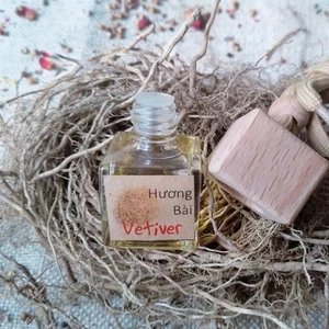 Tinh Dầu Treo Xe Vetiver - TINH DẦU HÀ NA - Khử mùi ẩm mốc, mùi xe mới.