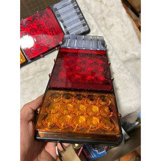 Đôi đèn hậu xe tải led 3 ngăn 2003A chống nước điện 12v 24v. (Giá 1 đôi)