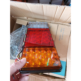 Đôi đèn hậu ô tô xe tải led 2003A 3 khoang vuông bé điện 12v và 24v.( Giá 1 đôi)