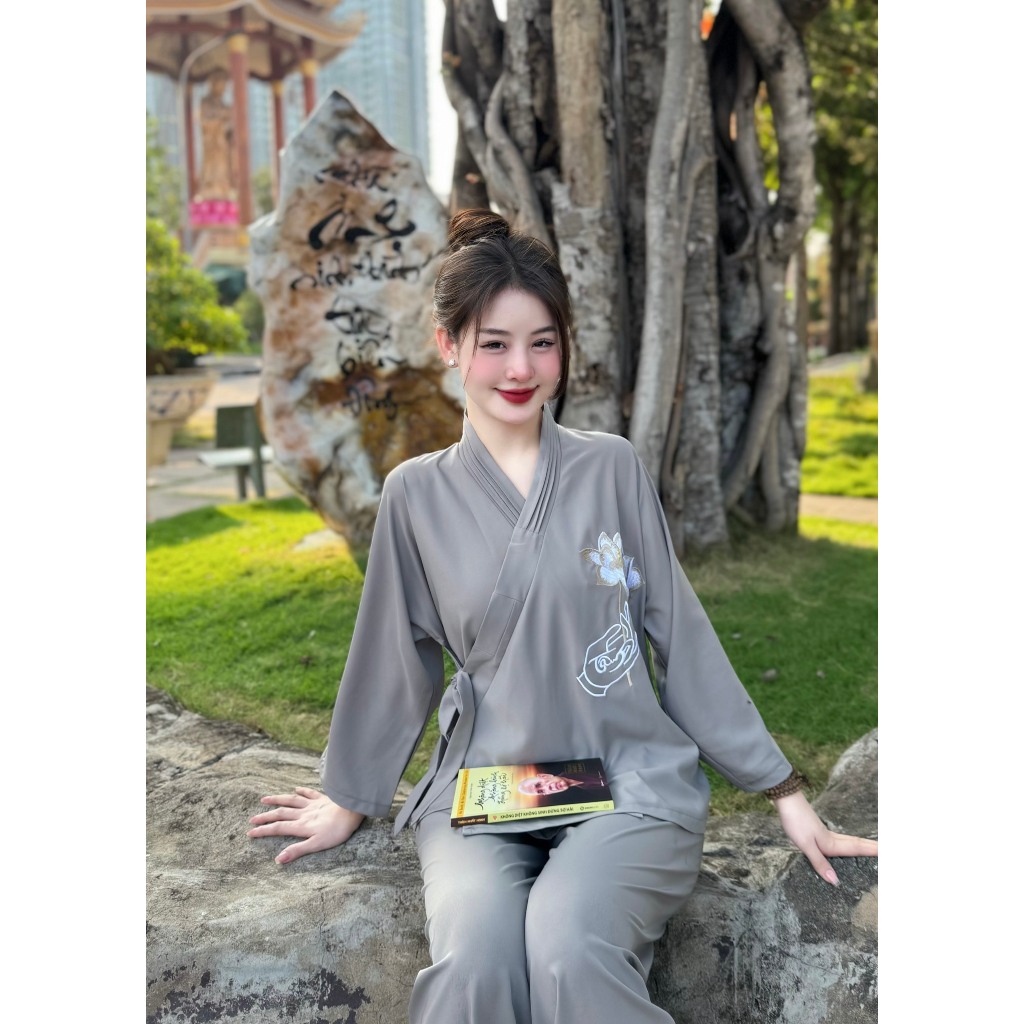 Bộ phật tử nữ đi chùa thêu hoa sen Áo tràng phật tử cổ vạt chéo thêu hoa Pháp phục đi chùa nữ lụa mềm mịn, trang nghiêm