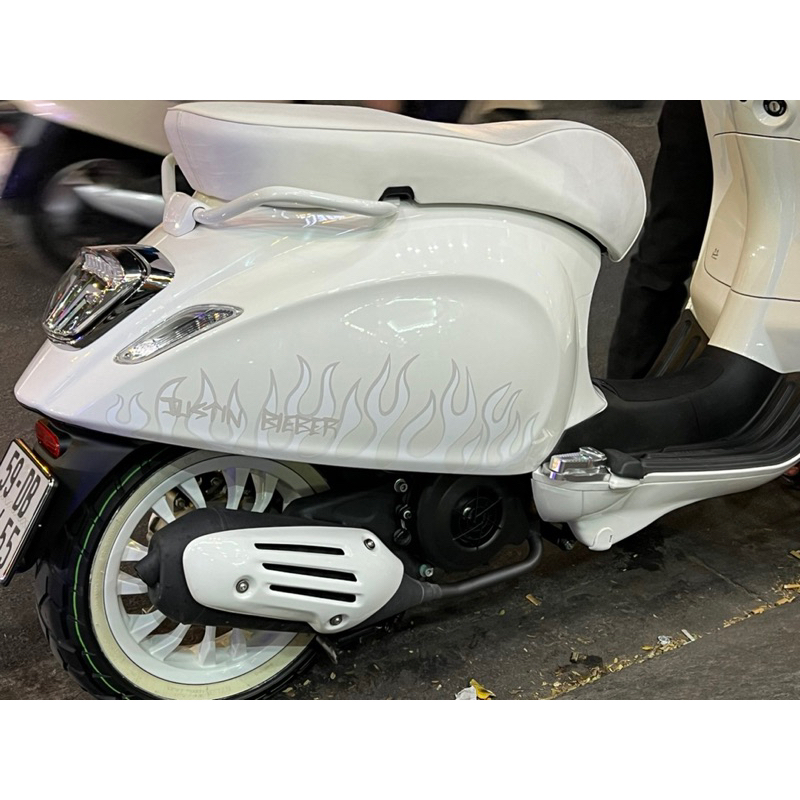 Tem Vespa Justin Bieber tuyệt đẹp như Zin, chuẩn mẫu Zin hãng
