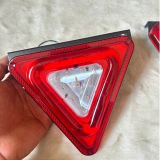 COMBO 2 đèn Led tam giác cảnh báo, Đèn Led tam giác có tai bắt điện 24v. (Giá 1 đôi)