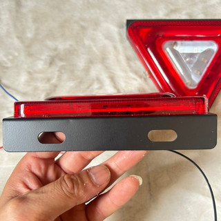 COMBO 2 đèn Led tam giác cảnh báo, Đèn Led tam giác có tai bắt điện 24v. (Giá 1 đôi)