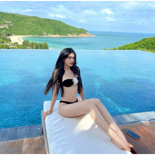 Bikini 2 mảnh đính hoa trắng có sẵn mút
