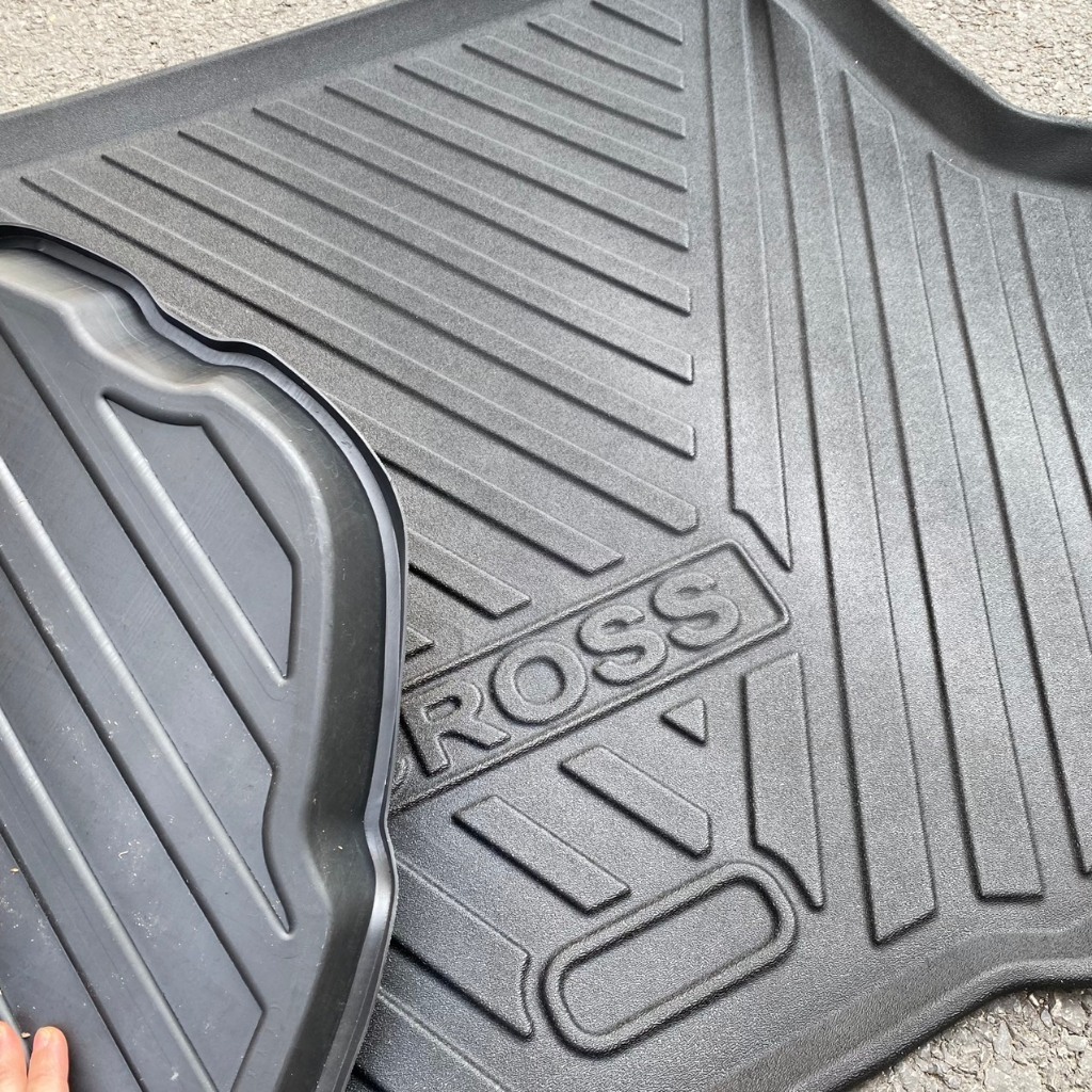 Lót cốp nhựa xe Yaris Cross 2023 2024, 2025, 2026 chất liệu nhựa dẻo, mềm, dễ vệ sinh lau rửa