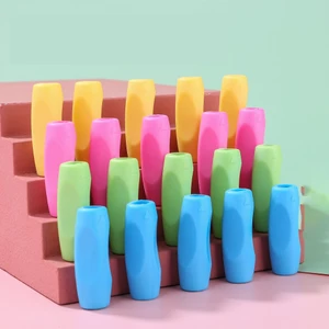 Set 2 cái đệm silicon định vị cầm bút cho bé, chống chai tay cho bé
