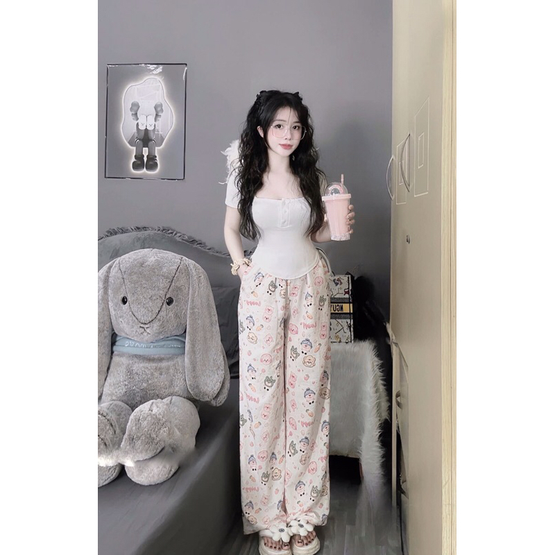 Sét bộ nữ áo thun tăm tay ngắn, cổ đính nút, quần suông dài in hình hoạt hình