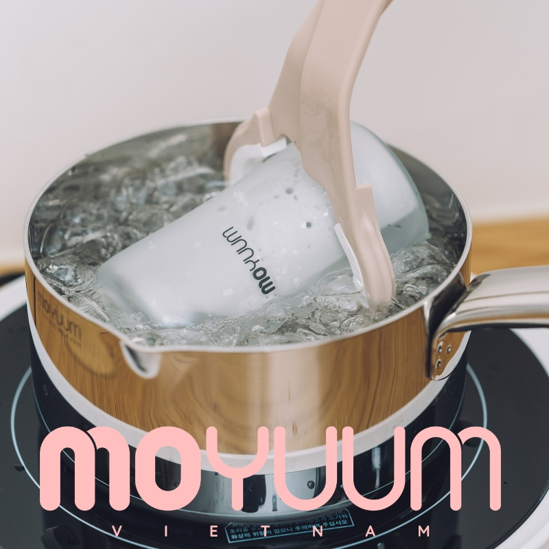 Bình sữa Thủy tinh tráng silicon Moyuum - Mẫu trơn - 150ml - Kèm núm 1
