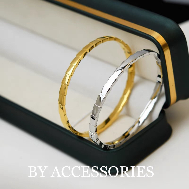 Vòng tay nữ unisex titan kiểu trơn tạo hình con rắn có khoá mở không gỉ BY ACCESSORIES