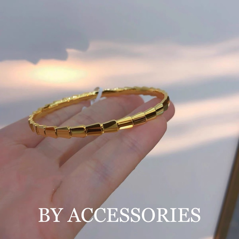 Vòng tay nữ unisex titan kiểu trơn tạo hình con rắn có khoá mở không gỉ BY ACCESSORIES