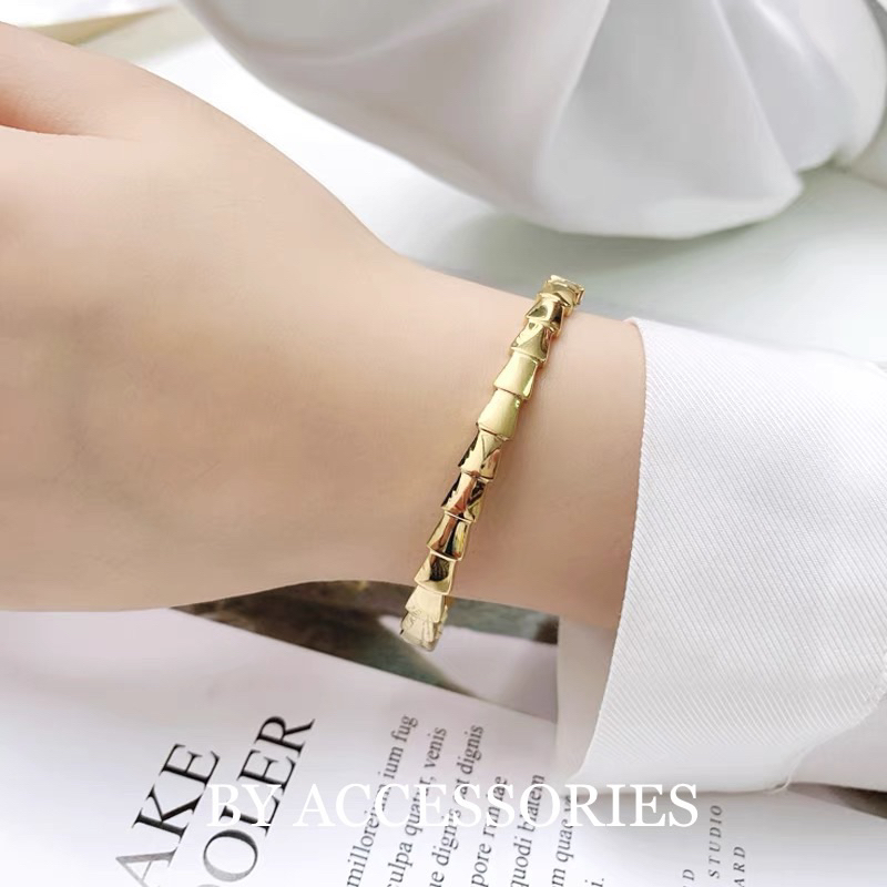 Vòng tay nữ unisex titan kiểu trơn tạo hình con rắn có khoá mở không gỉ BY ACCESSORIES