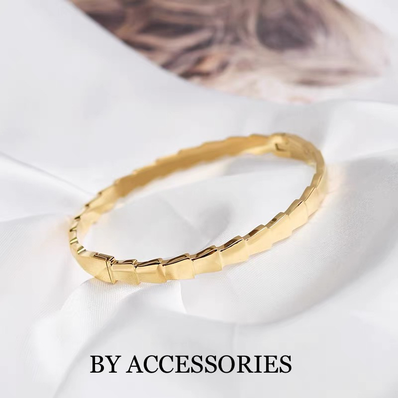 Vòng tay nữ unisex titan kiểu trơn tạo hình con rắn có khoá mở không gỉ BY ACCESSORIES