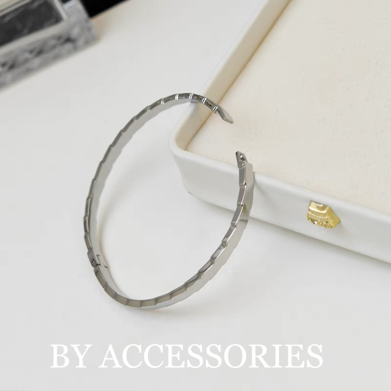 Vòng tay nữ unisex titan kiểu trơn tạo hình con rắn có khoá mở không gỉ BY ACCESSORIES