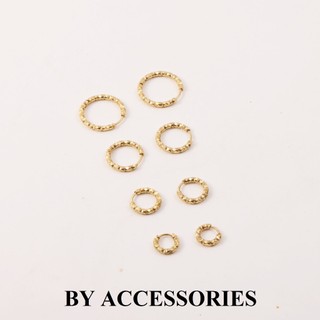 Bông tai nữ unisex titan kiểu tròn đơn giản mặt vát lõm đa diện mạ vàng 18K không gỉ WE2442 BY ACCESSORIES