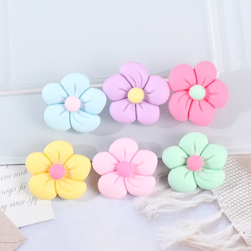 Charm hoa cúc bi phối màu nhụy dùng làm trang trí