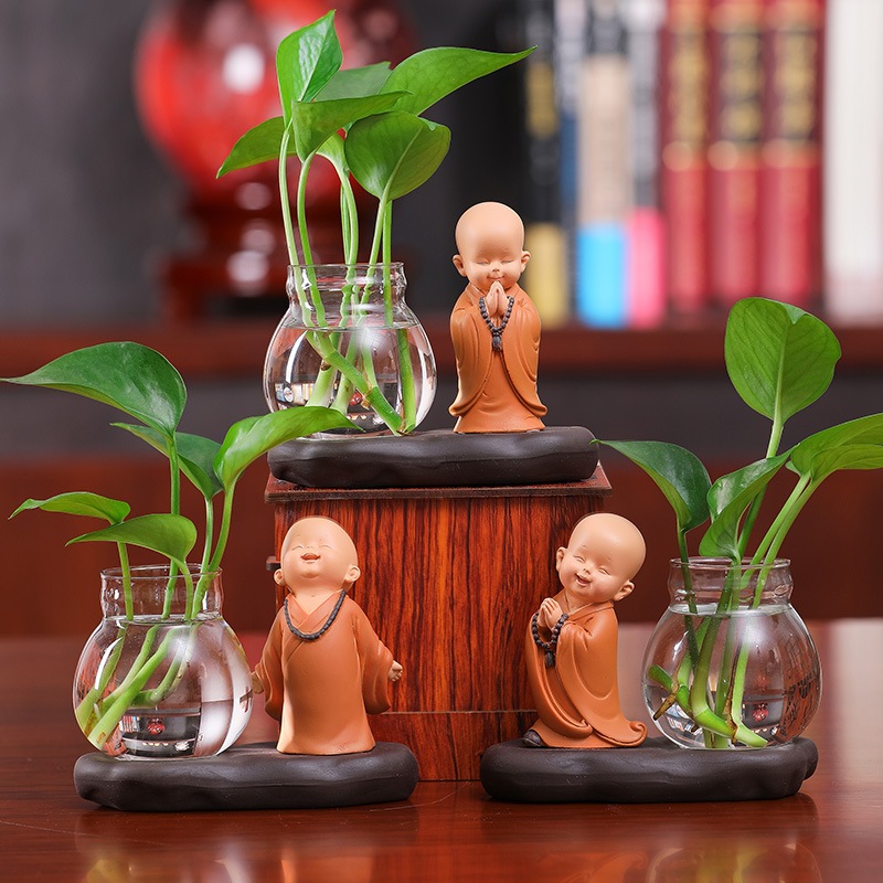 Bộ decor Tiểu Hòa Thượng kết hợp cùng bình thủy sinh trang trí nhà, bàn làm việc góc học tập giúp mang lại may mắn