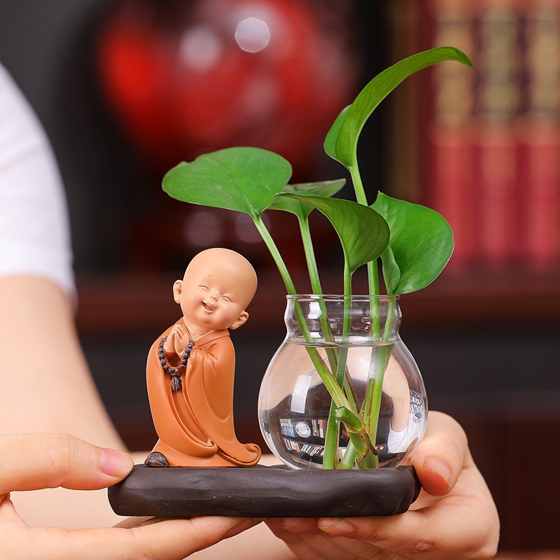Bộ decor Tiểu Hòa Thượng kết hợp cùng bình thủy sinh trang trí nhà, bàn làm việc góc học tập giúp mang lại may mắn