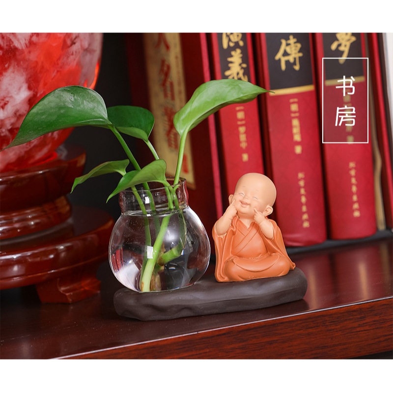 Bộ decor Tiểu Hòa Thượng kết hợp cùng bình thủy sinh trang trí nhà, bàn làm việc góc học tập giúp mang lại may mắn
