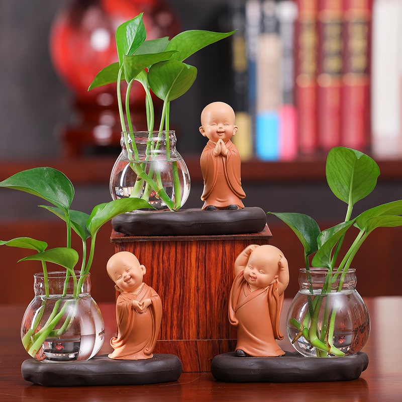 Bộ decor Tiểu Hòa Thượng kết hợp cùng bình thủy sinh trang trí nhà, bàn làm việc góc học tập giúp mang lại may mắn