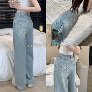 QUẦN JEANS NỮ ỐNG RỘNG THÊU NƠ HỒNG CẠP CAO HÁCH DÁNG HOTTREND 2026