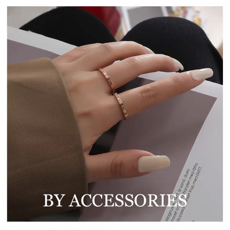 Nhẫn nam nữ unisex titan kiểu tròn phẳng 1.9mm khảm 3 viên đá trắng lấp lánh không gỉ