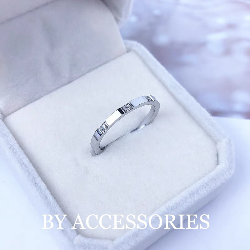 Nhẫn nam nữ unisex titan kiểu tròn phẳng 1.9mm khảm 3 viên đá trắng lấp lánh không gỉ